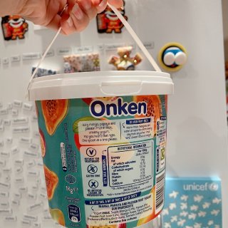 好大一桶Onken熱帶水果酸奶！...
