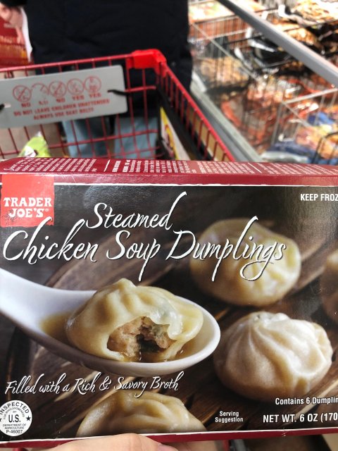 冬日经典美味,Steamed Soup Dumplings,无限回购,方便美味。用微波炉加热一下就可以享用了,味道堪比正宗的灌汤小笼包。我个人喜欢这个生姜猪肉口味,另外还有鸡肉口味也同样好吃哦。来过一个暖暖的冬天吧。