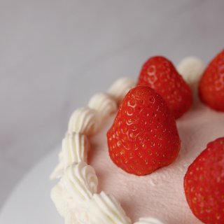 复古造型的草莓🍓蛋糕...