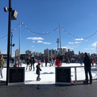 Rooftop ice skating,Pier 17,纽约吃喝玩乐