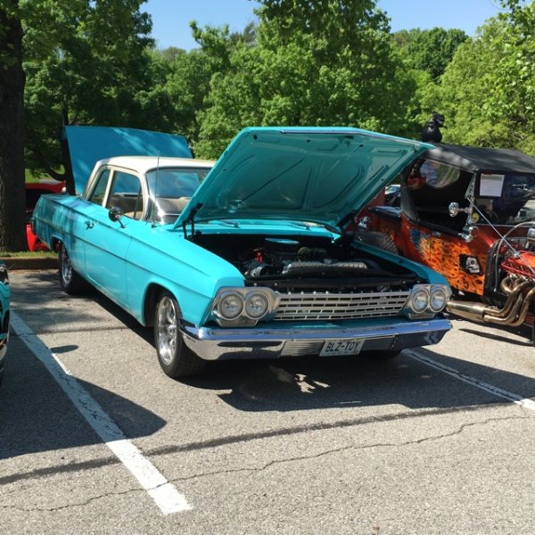 圣路易斯市的老爷车展.其实作为一个不懂车的女司机,看中的还是外型?