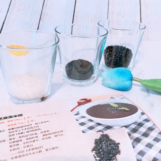 九阳豆浆机做出香浓滑腻的黑芝麻糊...
