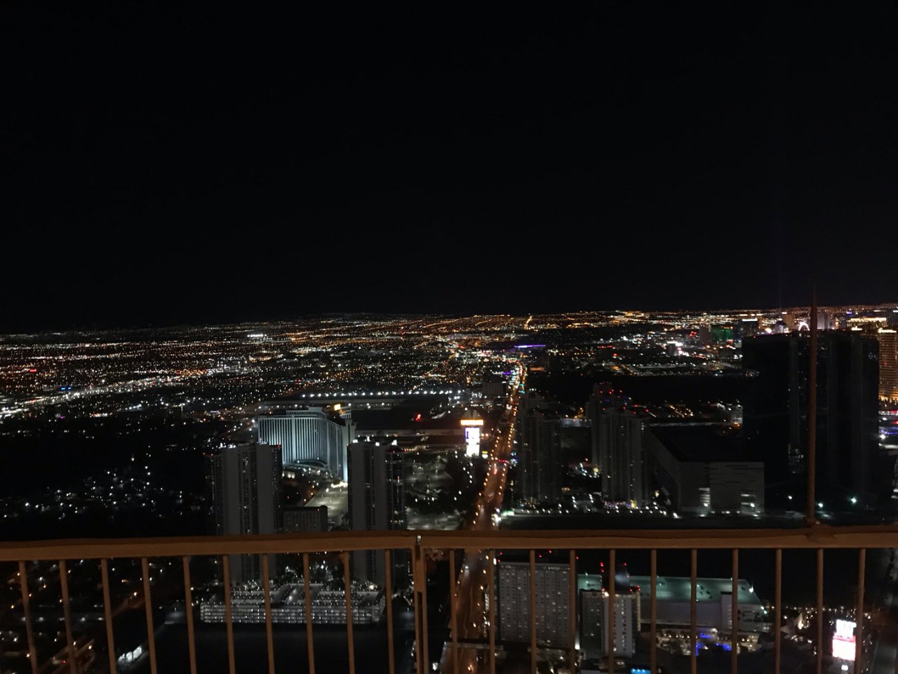 Las Vegas ｜直升飛機俯瞰整個城...