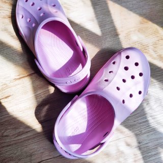 小女生夏天标配：crocs洞洞鞋...