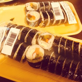 在家也可以吃到好吃的生鱼片和寿司哦🍣...