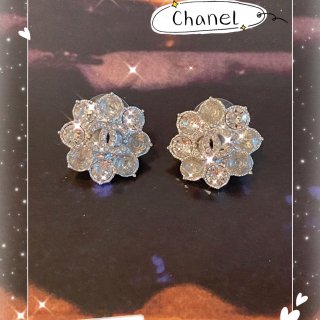 亮晶晶的Chanel花朵耳环...