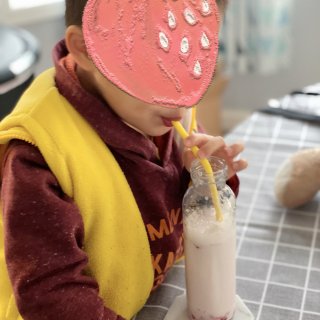 捕获一只小馋猫之【DIY草莓牛奶】...