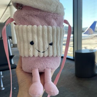 Jellycat粉色咖啡包带出门啦！...