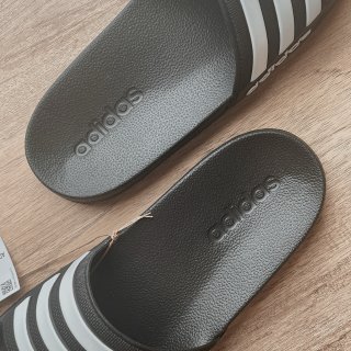 Adidas澡堂拖鞋，让每一步都踏出时尚...