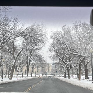 下了场雪，揭开了美国“看得见的税收”...