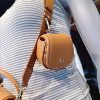 Lululemon 春季新品 皮质挎包👜...