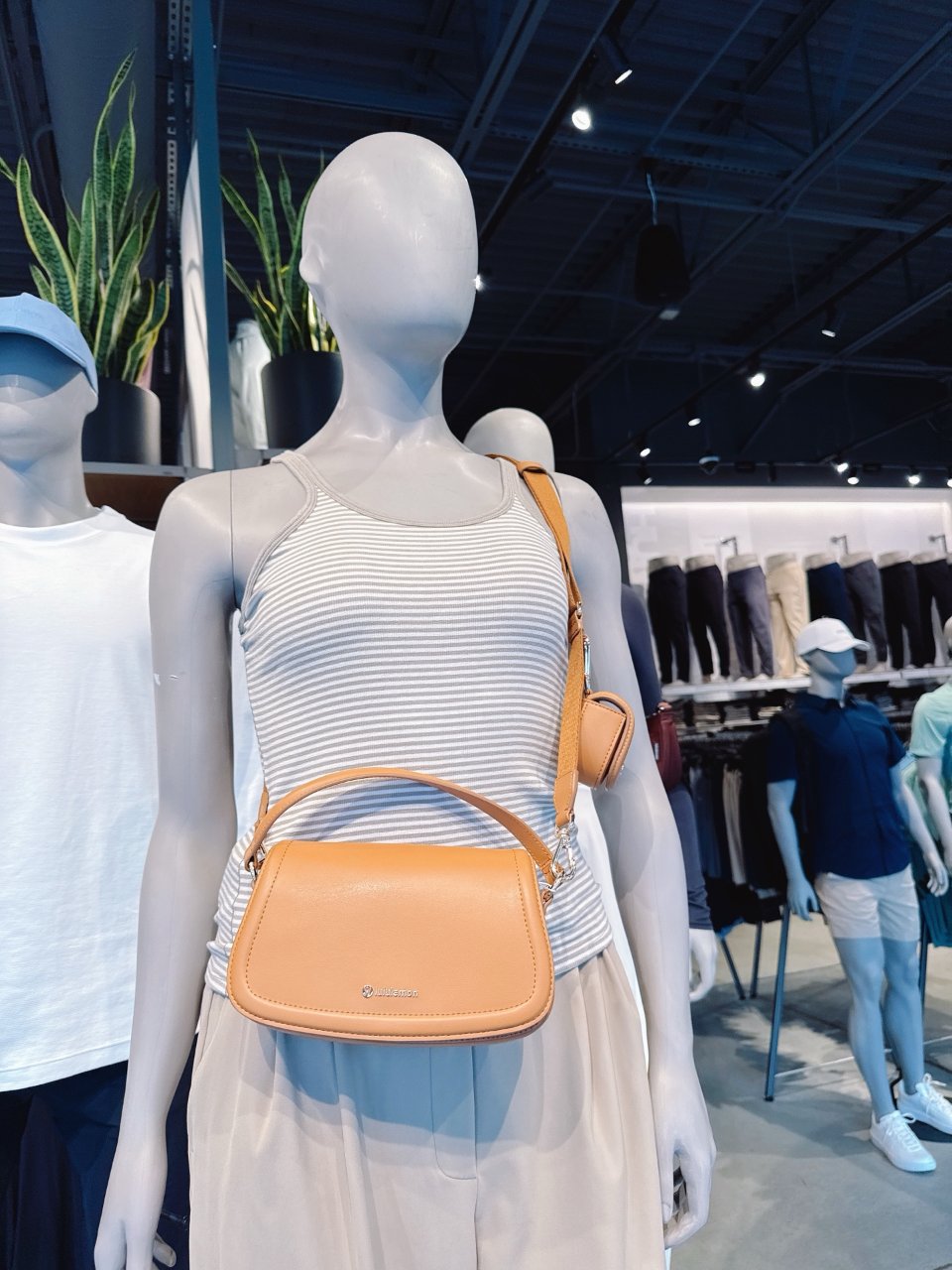 Lululemon 春季新品 皮质挎包👜...