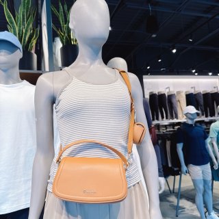 Lululemon 春季新品 皮质挎包👜...