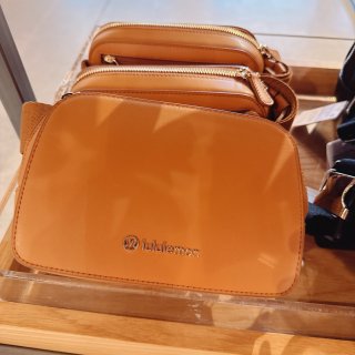 Lululemon 春季新品 皮质挎包👜...