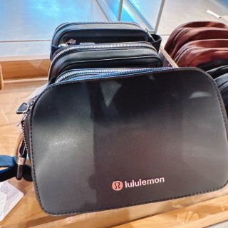 Lululemon 春季新品 皮质挎包👜...