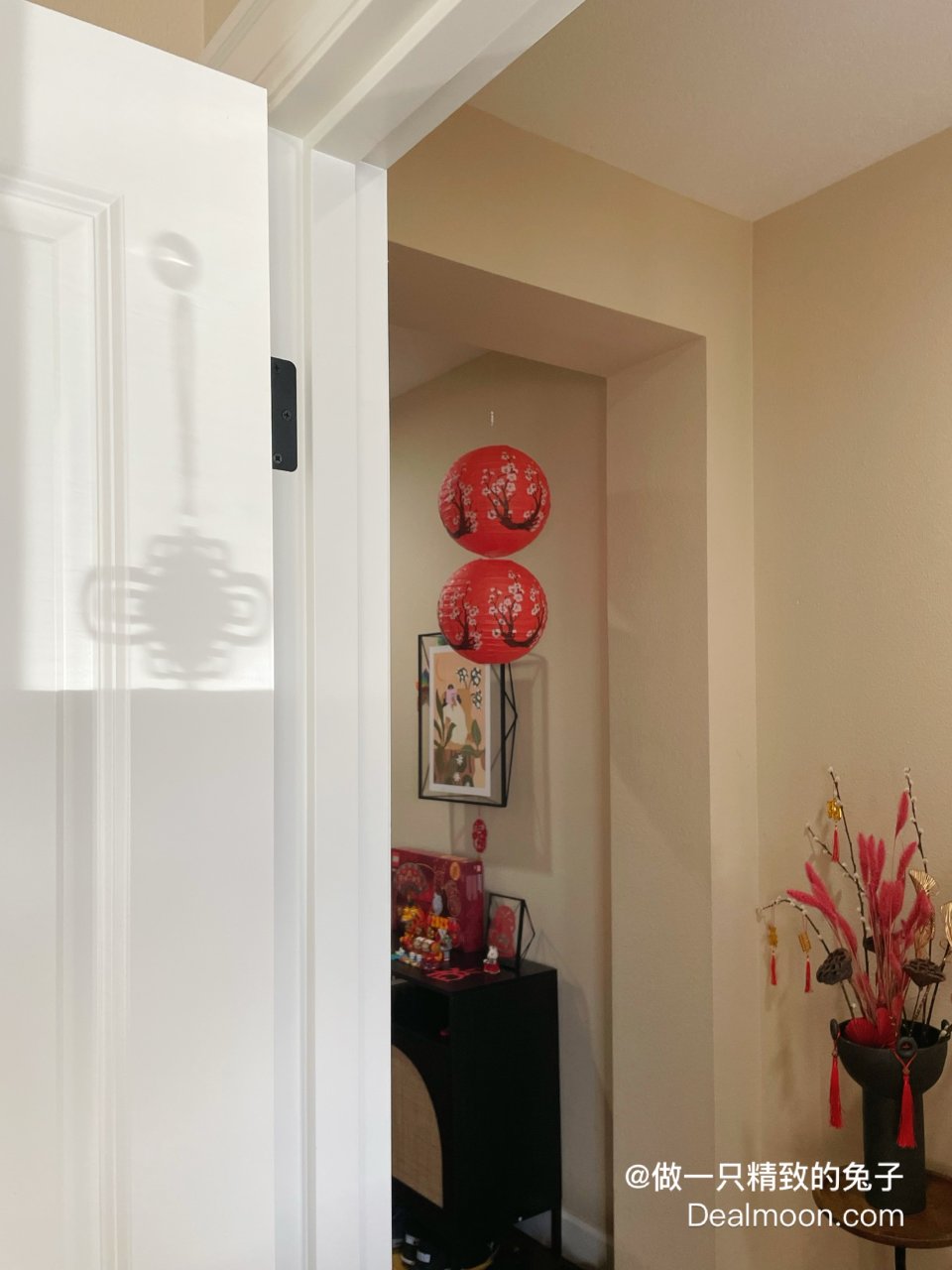 蛇年家居一角，剪纸安排上...