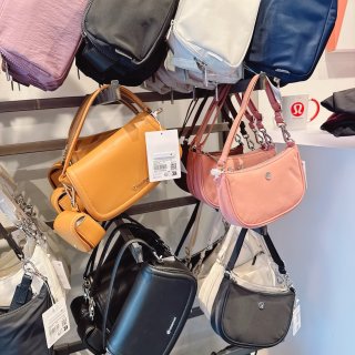 Lululemon 春季新品 皮质挎包👜...