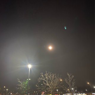 夜晚来麦当劳吃个$2.49的甜筒冰激凌🍦...