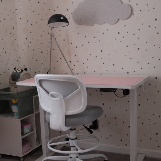 我女兒已經到了需要書桌寫作業的年紀...