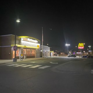 夜晚来麦当劳吃个$2.49的甜筒冰激凌🍦...