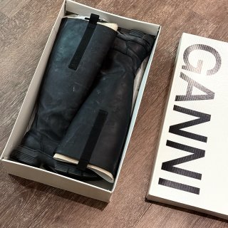 通勤穿搭｜队友衣柜凑出一个Miu系穿搭💙...