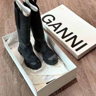 通勤穿搭｜队友衣柜凑出一个Miu系穿搭💙...