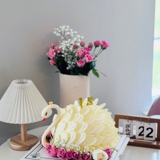 闺女生日，整了一个白天鹅蛋糕...