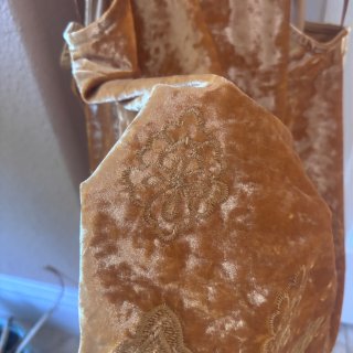 姜黄色绣花天鹅绒挂脖上衣...