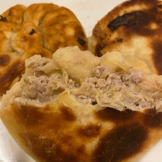 美味的酸菜猪肉🐷馅饼和饺子🥟东北风味儿满...