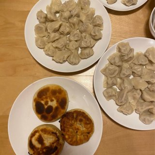 美味的酸菜猪肉🐷馅饼和饺子🥟东北风味儿满...