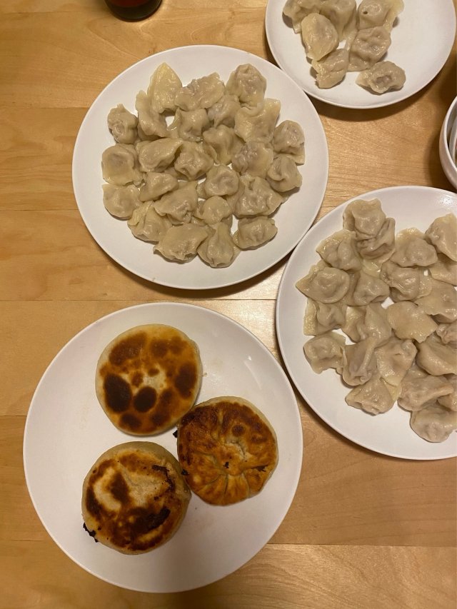 美味的酸菜猪肉🐷馅饼和饺子🥟东北风...