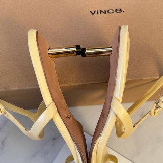 小鸡黄Vince细根带小猫跟，娇气的优雅...