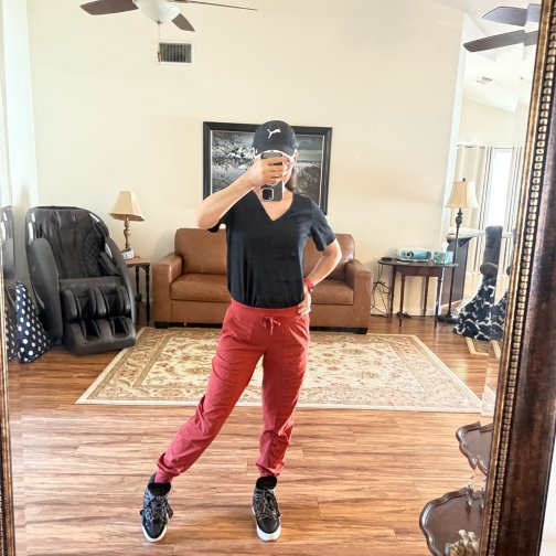 德国买的COS黑T，两年后依然穿出气场！中腰裤显高秘诀分享✨