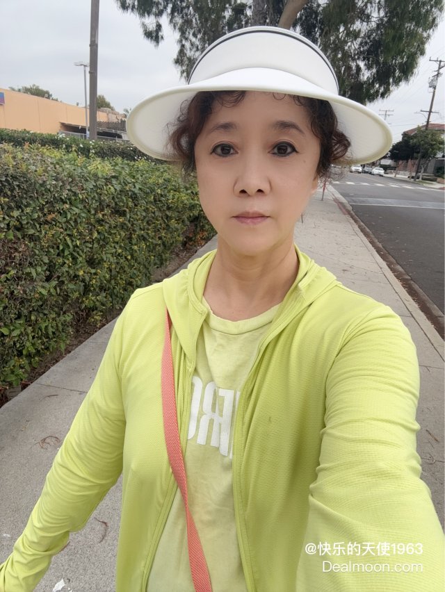 出去走路锻炼🚶‍♀️‍➡️看到枫叶红了🍁