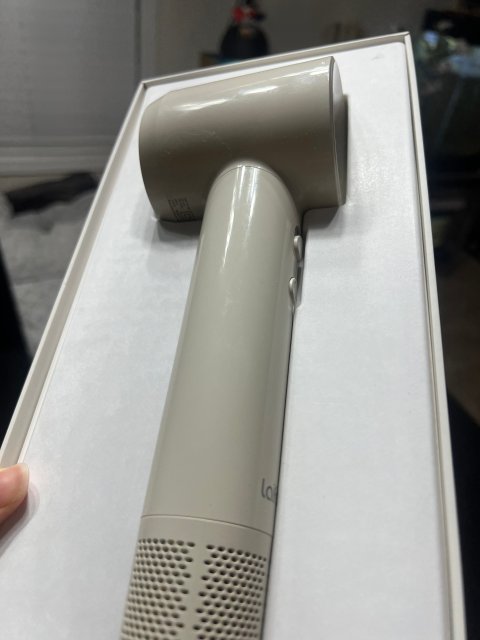 满怀期待的下单，收到东西快气炸了[倒过来笑] 下单的明明应该是一个全新的吹风机（下单链接里没有任何used，或者refurbished 字眼），收到货一打开 吹风机的机身上全是油乎乎的手印，划痕，甚至还有毛发[倒过来笑][倒过来笑][倒过来笑]从外包装的封条不是完整的 而且开过之后又用透明胶粘上我就应该警惕了，可惜没有录开箱视频的习惯 没反应过来[倒过来笑][倒过来笑]