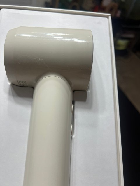 满怀期待的下单，收到东西快气炸了[倒过来笑] 下单的明明应该是一个全新的吹风机（下单链接里没有任何used，或者refurbished 字眼），收到货一打开 吹风机的机身上全是油乎乎的手印，划痕，甚至还有毛发[倒过来笑][倒过来笑][倒过来笑]从外包装的封条不是完整的 而且开过之后又用透明胶粘上我就应该警惕了，可惜没有录开箱视频的习惯 没反应过来[倒过来笑][倒过来笑]