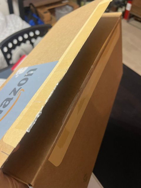 满怀期待的下单，收到东西快气炸了[倒过来笑] 下单的明明应该是一个全新的吹风机（下单链接里没有任何used，或者refurbished 字眼），收到货一打开 吹风机的机身上全是油乎乎的手印，划痕，甚至还有毛发[倒过来笑][倒过来笑][倒过来笑]从外包装的封条不是完整的 而且开过之后又用透明胶粘上我就应该警惕了，可惜没有录开箱视频的习惯 没反应过来[倒过来笑][倒过来笑]