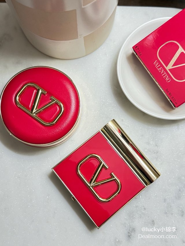 Valentino的红金彩妆盒子也...