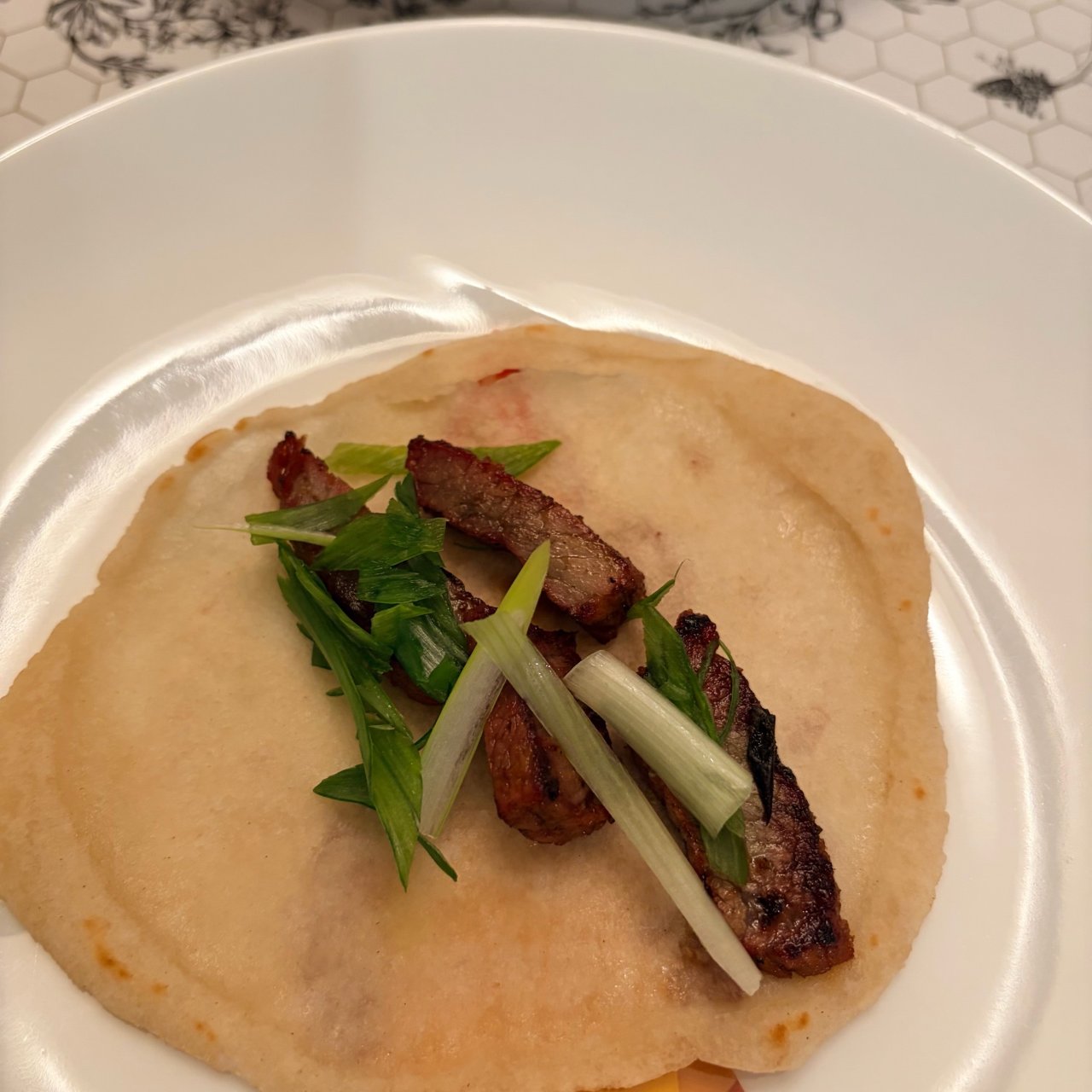 自己擀面饼烤牛肉，在家也能吃牛肉卷...