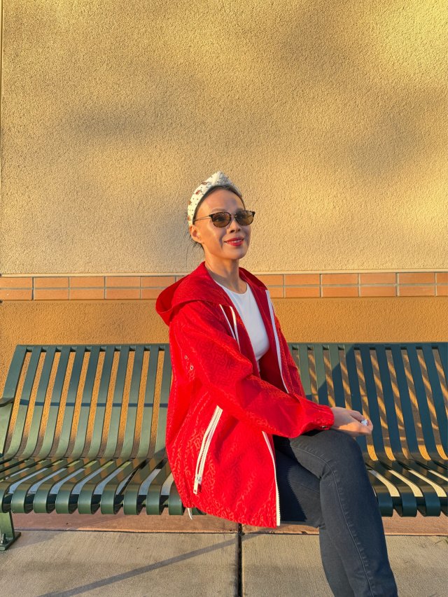 54岁～夕阳下的红色穿搭｜光线真的很重要