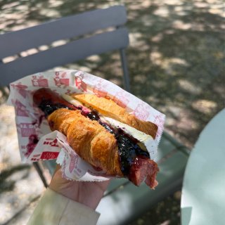 🇨🇦极致的咸甜结合！蓝莓酱芝士可颂热狗🌭...