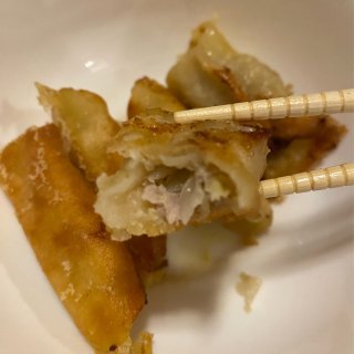 缺德舅橄榄油🫒煎中式锅贴🥟很好吃😋青草味...