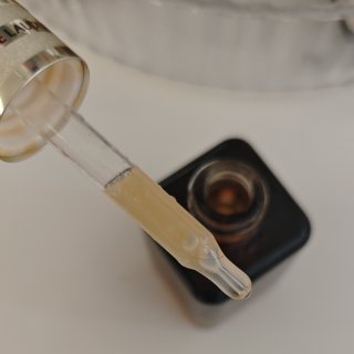 清爽无负担的雅诗兰黛红石榴鲜活营养精华...