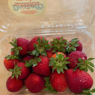 新鲜的草莓🍓甜甜的大自然🍃的味道...
