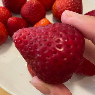 新鲜的草莓🍓甜甜的大自然🍃的味道...