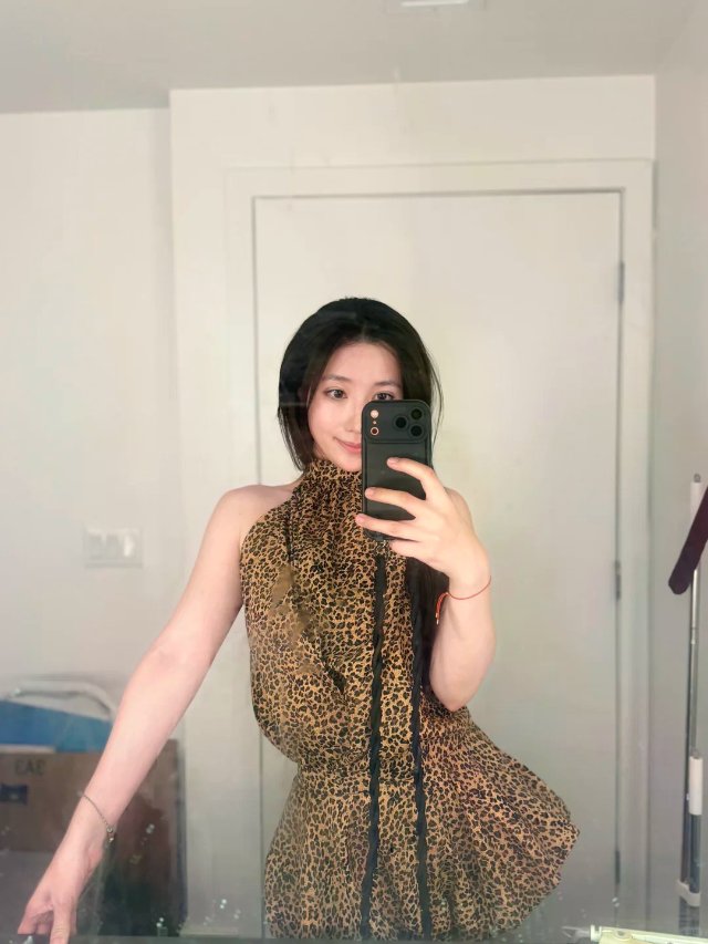 性价比超高貌美露背豹纹短裙试穿