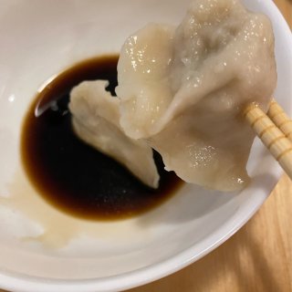 新鲜的韭菜配猪肉馅🐷和蓝鸡蛋做农家口味的...