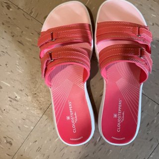 Clarks 拖鞋穿上很舒服...