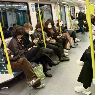 悉尼冬季，穿搭的第一风格是：气温不详...