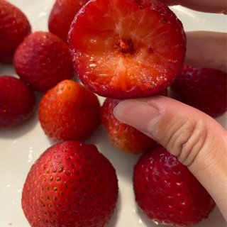 新鲜的草莓🍓甜甜的大自然🍃的味道...